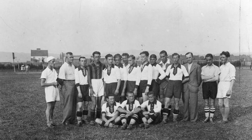 Piłkarska jedenastka Sandecji w 1937 r. Także ówczesne mecze...
