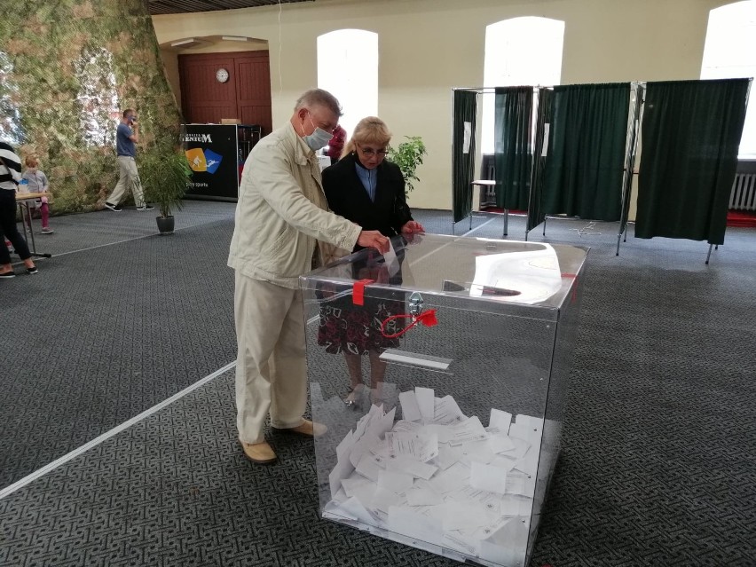 Wybory w Kołobrzegu: do południa spokojnie, bez zakłóceń, ale z upomnieniem dla jednej komisji