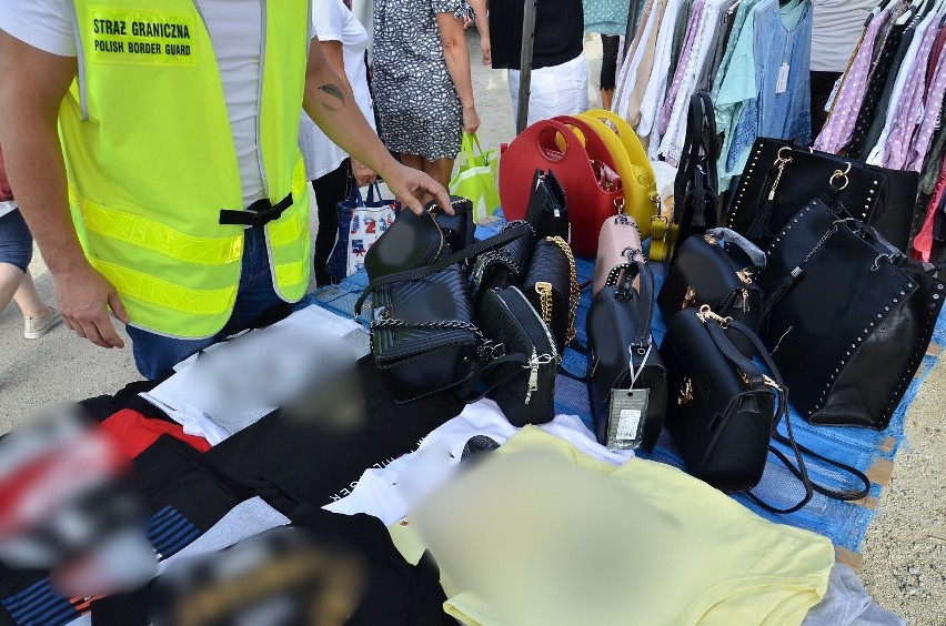 Strażnicy z Kłodzka znaleźli podrabianą odzież wartą 170 tysięcy złotych 