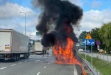 Pożar bmw na zjeździe z autostrady A1 w Gliwicach. Kłęby dymu nad miastem. Zobacz ZDJĘCIA