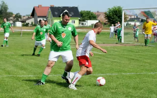 Prezydent Janusz Kubicki na meczu piłki nożnej w Kargowej