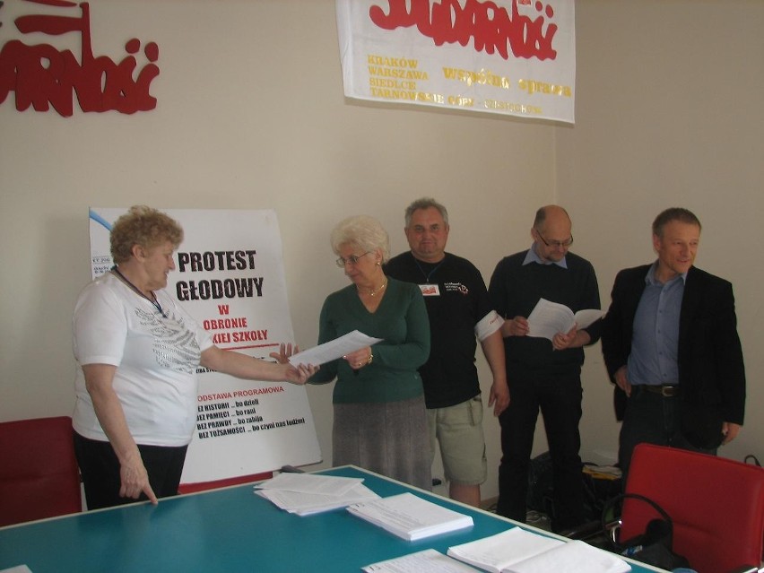 Częstochowa: Witold Korona i Ewa Kiślak prowadzą strajk głodowy w siedzibie Solidarności
