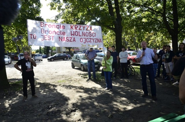 Protest "Wiernych Polsce" podczas stawiania tęczy