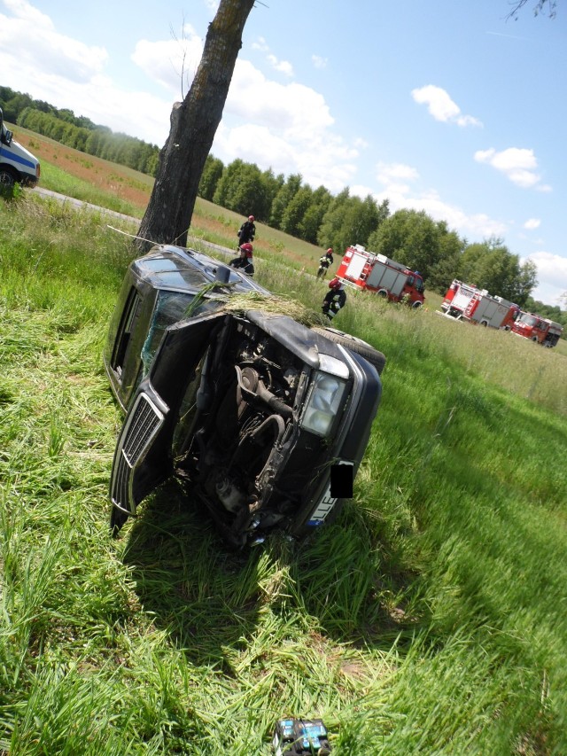 W Woli Lisowskiej dachował mercedes.