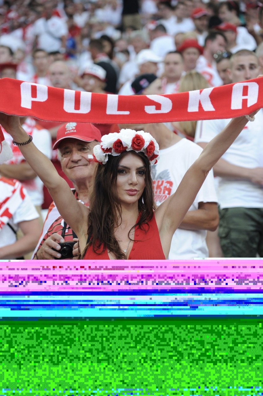Biało-czerwone fanki przed meczem Polska - Portugalia w...