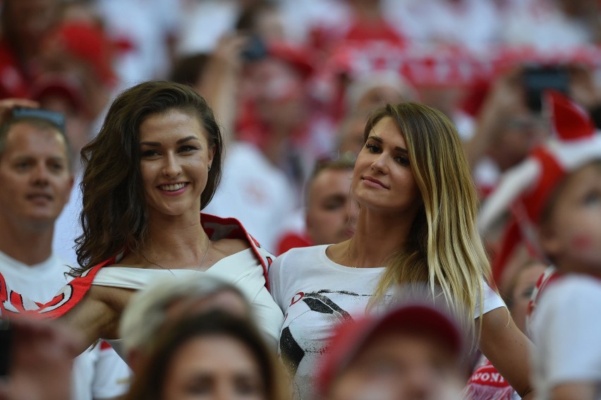 Biało-czerwone fanki na meczu Polska - Portugalia w Maryslii