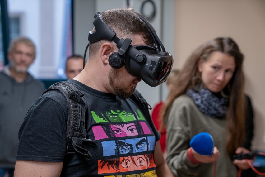Studenci podczas zajęć będą mieli na sobie gogle VR, w...