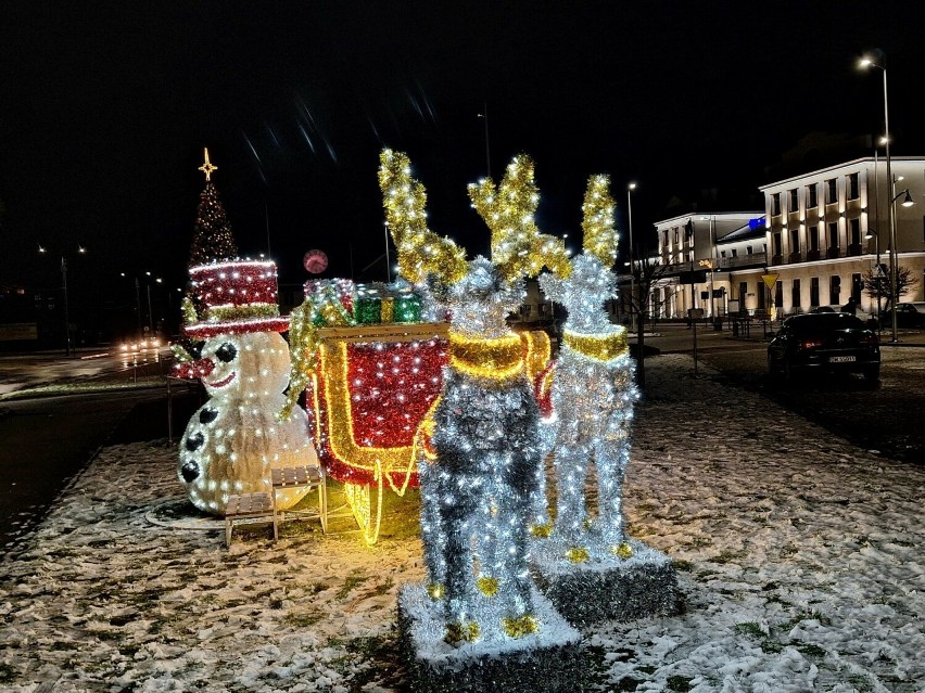 Iluminacje w Skarżysku tworzą świąteczną atmosferę. Zobacz na zdjęciach, jak tu pięknie!