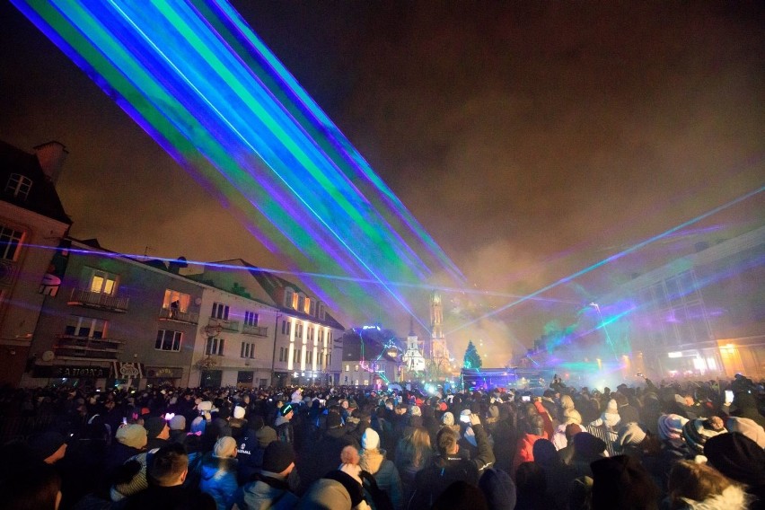 Sylwester miejski w Białymstoku. Lasery na Rynku Kościuszki na powitanie Nowego Roku (zdjęcia)