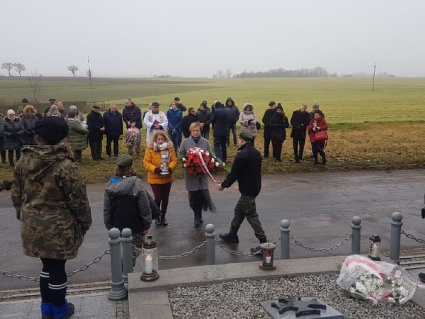 DOBIEGNIEW  Harcerze uczcili 75 rocznicę odzyskania wolności jeńców obozu Oflag II C Woldenberg [ZDJĘCIA]