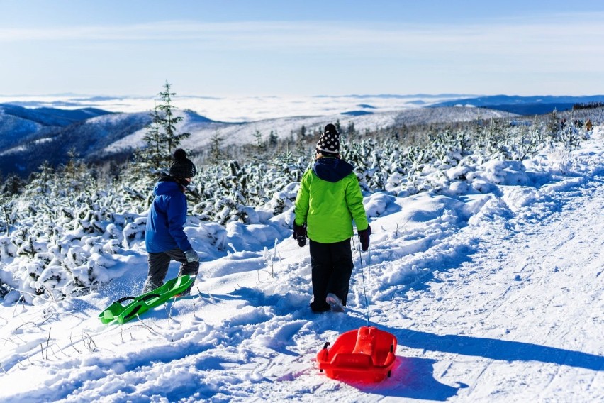 Alpejska pogoda w Beskidach. Słońce, błękit, śnieg i mróz. I mnóstwo turystów w Szczyrku, Bielsku-Białej, Wiśle i Korbielowie