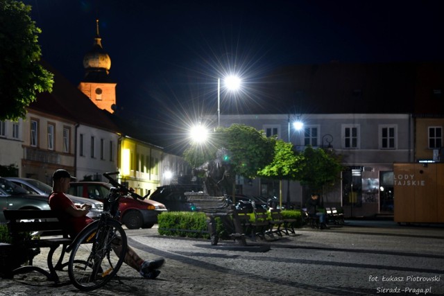 Sieradzki Rynek po zapadnięciu zmroku