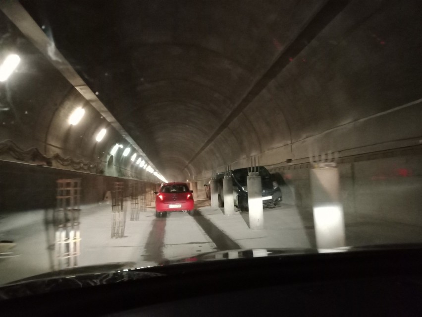 Budowa tunelu zakopianki trwa. Trasą S7 pod górą Lubań...