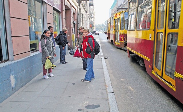 Młodzież ze szkoły Julki w miejscu, gdzie we wtorkowe popołudniu doszło do wypadku