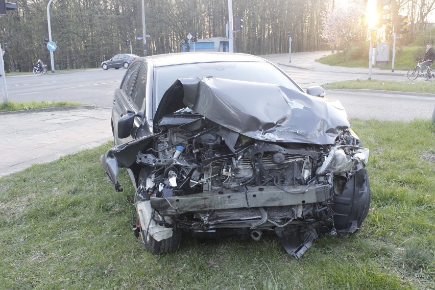 Wypadek na skrzyżowaniu ul. Pojezierskiej i Hipotecznej w...