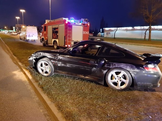 Łódzka policja dostała informację, że al. Włókniarzy w kierunku centrum miasta pędzi porsche, kierowane najprawdopodobniej przez nietrzeźwego mężczyznę. W rejon wskazywany przez świadka skierowano patrol łódzkiej drogówki. 

Na skrzyżowaniu al. Włókniarzy z ul. Legionów policjanci zauważyli opisane porsche, którego kierujący nie dość, że nie miał zapiętych pasów, to rozmawiał przez komórkę. 

Mundurowi nakazali zatrzymanie pojazdu. Wówczas siedzący za kierownicą mężczyzna zignorował polecenie, zawrócił na skrzyżowanie i zaczął oddalać się w kierunku ul. Pabianickiej. 

Policjanci natychmiast ruszyli w pościg za porsche. Na estakadzie zauważyli, że kierujący traci panowanie nad pojazdem, uderzając w bariery energochłonne, po czym zjeżdża z estakady i zatrzymuje pojazd na pasie zieleni.