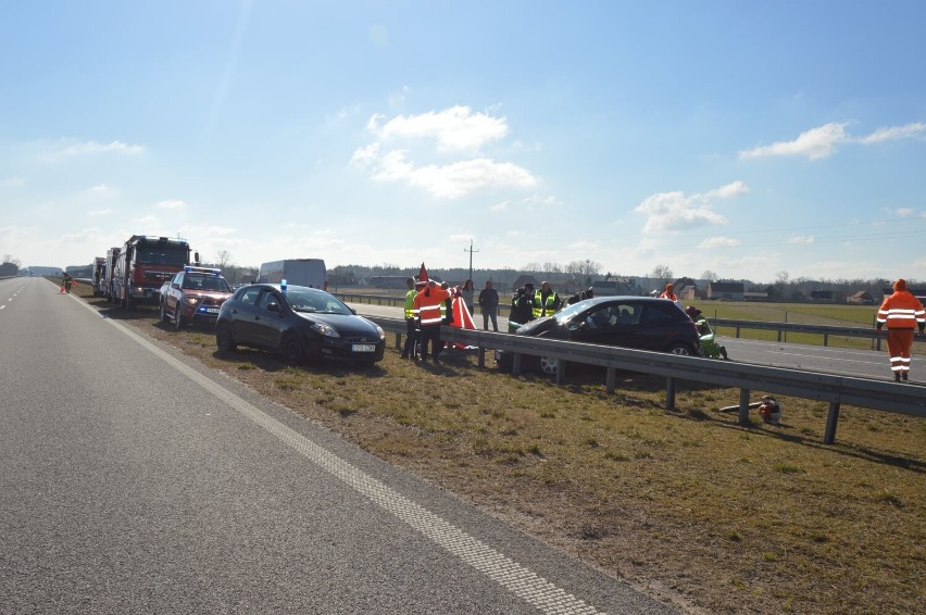 Groźny wypadek na S5 pomiędzy Rawiczem i Bojanowem. Opel zderzył się z ciężarówką [ZDJĘCIA]