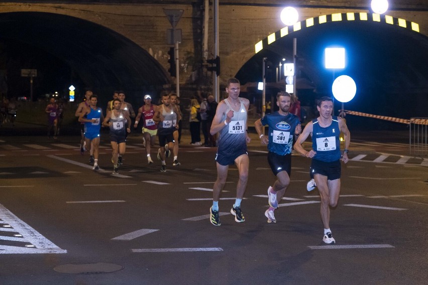 Półmaraton Praski 2022. Tysiące biegaczy wzięło udział w nocnym biegu na prawym brzegu Wisły 