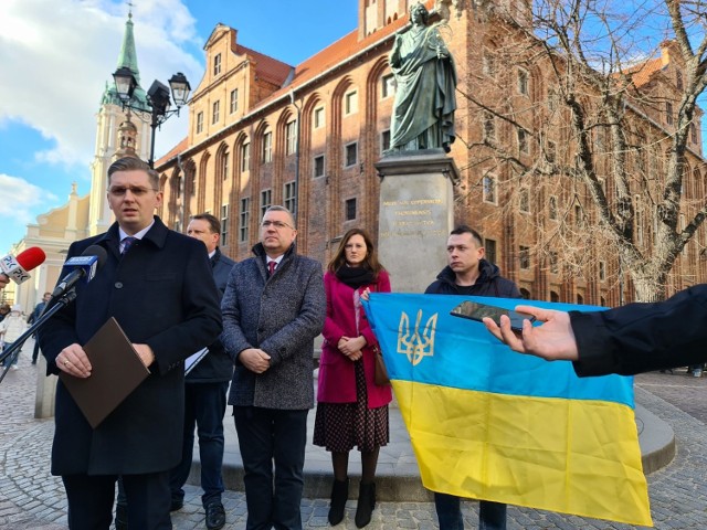 Projekt uchwały Rady Miasta o zerwaniu przez Toruń współpracy z Kaliningradem przedstawiciele Prawa i Sprawiedliwości zaprezentowali podczas konferencji prasowej pod pomnikiem Kopernika