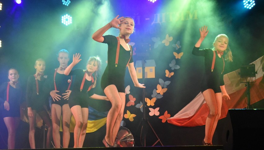 Malbork. Koncert charytatywny na rzecz uchodźców. "Dzieci dzieciom - nutki wolności dla Ukrainy" w auli I LO 