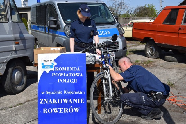 Policjanci przez najbliższe trzy miesiące będą znakować rowery w Sępólnie, Więcborku i Kamieniu