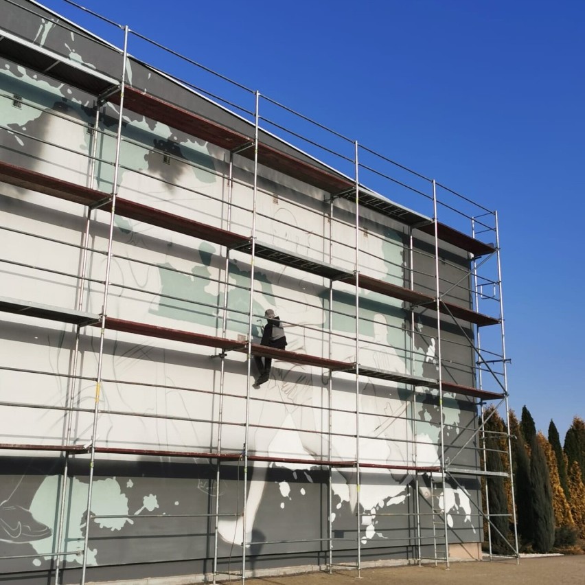 W Jaśle powstaje nowy mural. Przyozdobi ścianę sali gimnastycznej Zespołu Szkół Miejskich nr 3 [GALERIA]