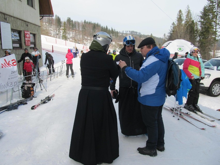 Klerycy i księża ścigali się na nartach na wiślańskim Stożku [ZDJĘCIA]