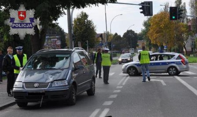 Do tragicznego wypadku doszło na skrzyżowaniu ulicy Słowackiego i Mickiewicza w Kraśniku. Kierująca pojazdem marki VW Sharan potrąciła pieszą przechodzącą przez przejście dla pieszych na czerwonym świetle. Kobieta zmarła.