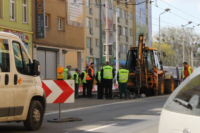 Pierwszego dnia z zamkniętym przejazdem przez skrzyżowanie przy ...