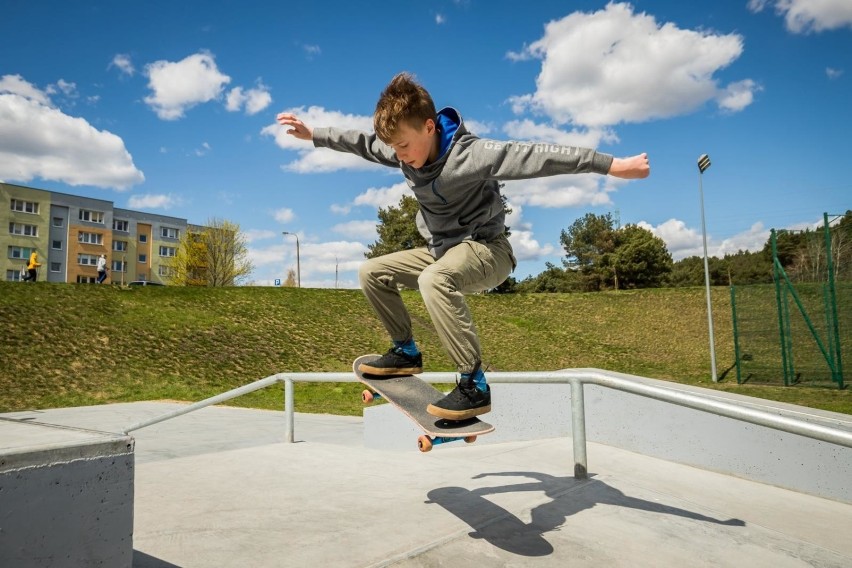 Młodzież na nowo wybudowanym skateparku w Nowym Fordonie w...