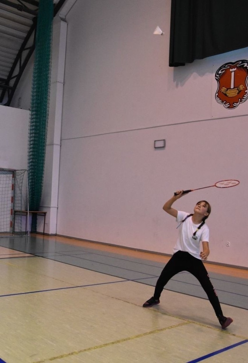 Wakacyjny turniej badmintona w Staszowie. Rywalizowało mnóstwo zawodników (DUŻO ZDJĘĆ)