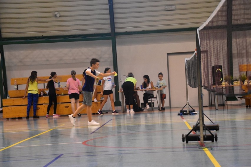 Wakacyjny turniej badmintona w Staszowie. Rywalizowało mnóstwo zawodników (DUŻO ZDJĘĆ)