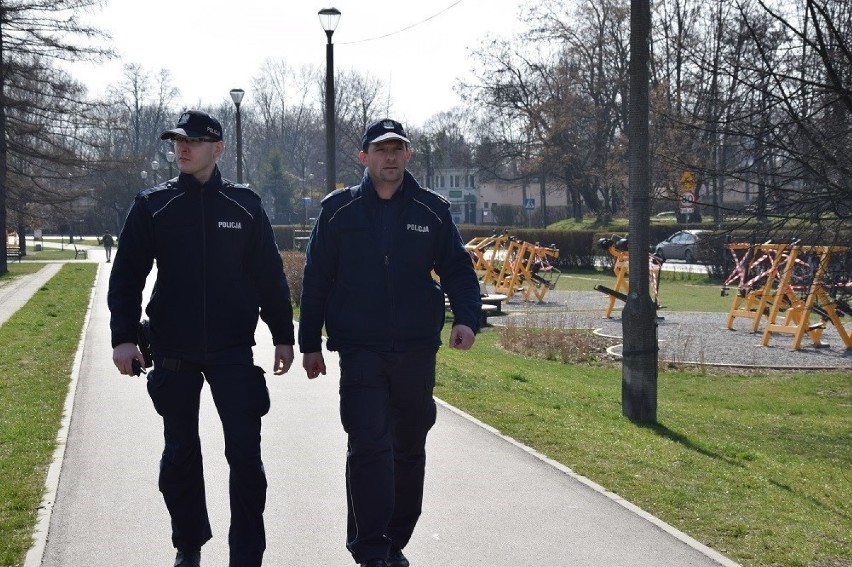 Kraków. Policja kontroluje liczbę osób w środkach komunikacji miejskiej oraz parkach i skwerach