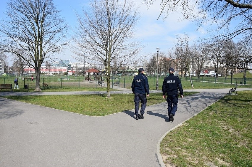 Kraków. Policja kontroluje liczbę osób w środkach komunikacji miejskiej oraz parkach i skwerach