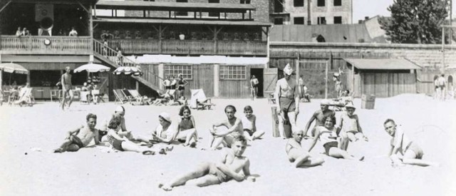 Nadwiślańska plaża Towarzystwa Uniwersytetu Robotniczego, ok. 1933 r.