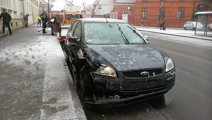 Ford wpadł w poślizg i uderzył w betonowy śmietnik na ulicy Brzeskiej we Włocławku [zdjęcia]
