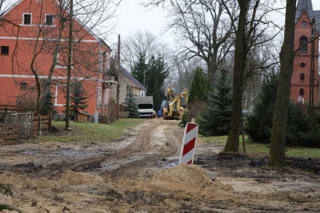 We wsi rozpoczęła się budowa sieci sanitarnej i kolektora tłocznego.