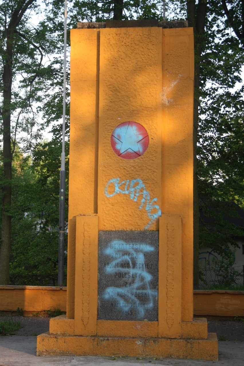 Sosnowiec: pomnik żołnierzy radzieckich w Ostrowach Górniczych pomazany farbą [ZDJĘCIA]