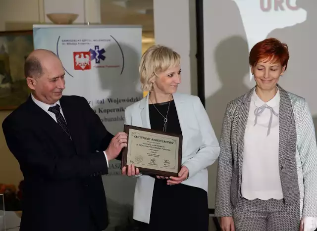 Wręczenie certyfikatu akredytacyjnego dla szpitala wojewódzkiego w Piotrkowie