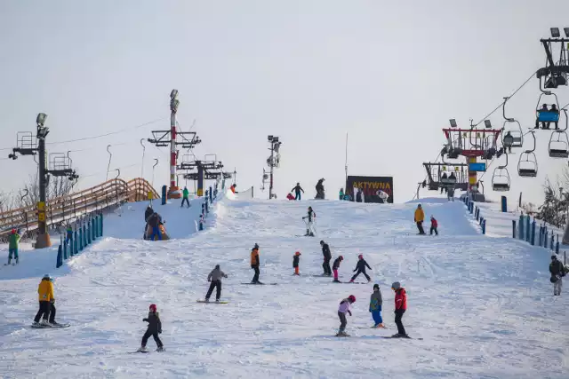 Zobacz też:
*Wypożyczalnia nart i snowboardów, Warszawa. Gdzie wypożyczymy sprzęt na zimę? [PRZEGLĄD]
Stoki narciarskie, Warszawa i okolice. Nie wyjeżdżaj w góry! [PRZEGLĄD]