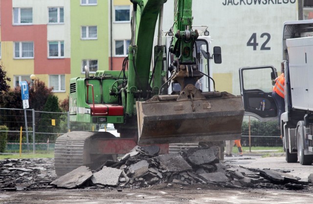 Pierwszy etap remontu ulicy Jackowskiego na osiedlu Strzemięcin w Grudziądzu stał się faktem. Drogowcy rozpoczęli od zrywania starej nawierzchni bitumicznej.