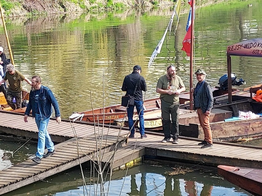 Napędzani Wisłą pasjonaci Królowej Polskich Rzek, sprzątali trudno dostępne miejsca wzdłuż rzeki. Co zebrano?