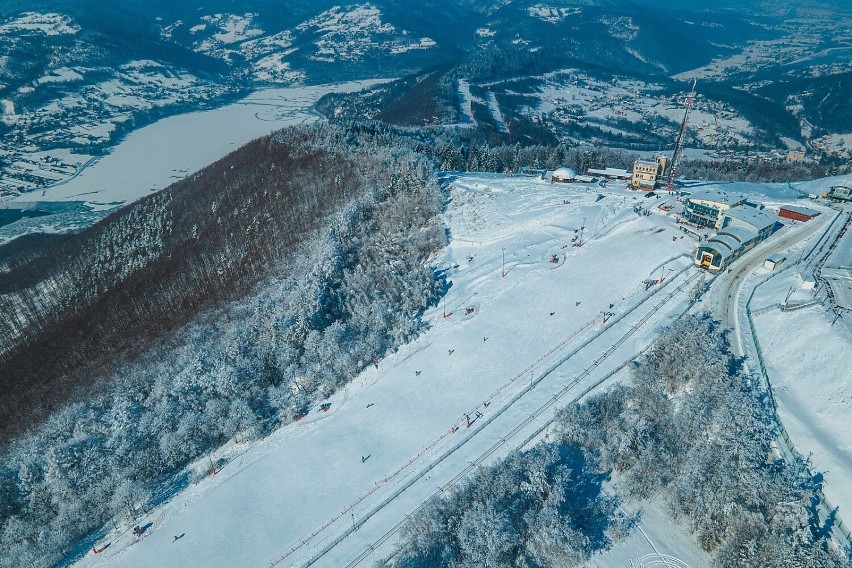 Góra Żar przyciąga turystów o każdej porze roku. Zimą...