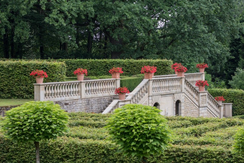 Zdjęcia dworu, parku i arboretum w Lusławicach użyczone...