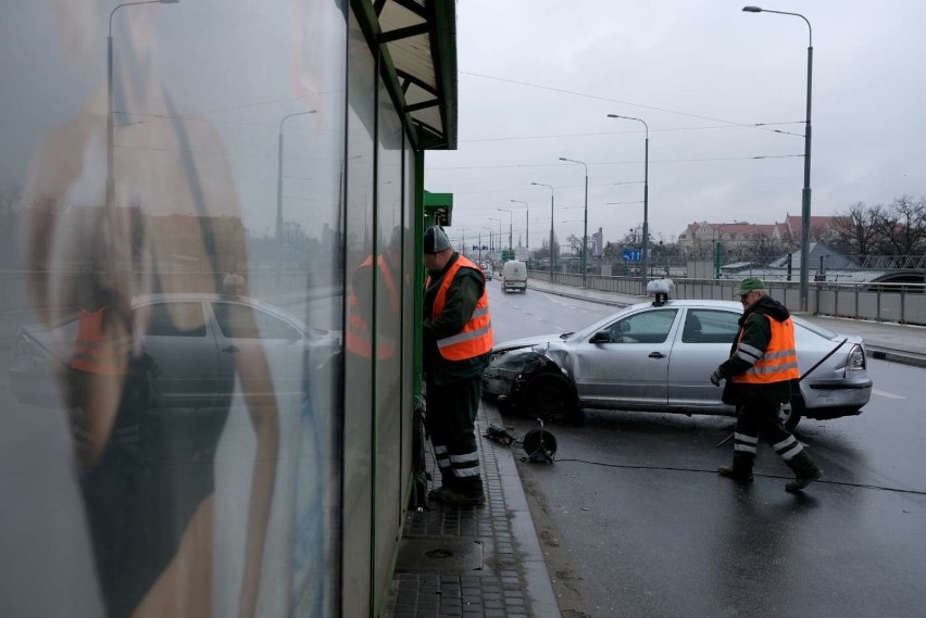 Samochód uderzył w przystanek na moście Dworcowym