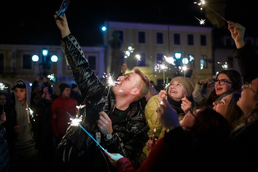 Tarnowianie bez fajerwerków, ale w tanecznych rytmach przywitali Nowy Rok [DUŻO ZDJĘĆ]