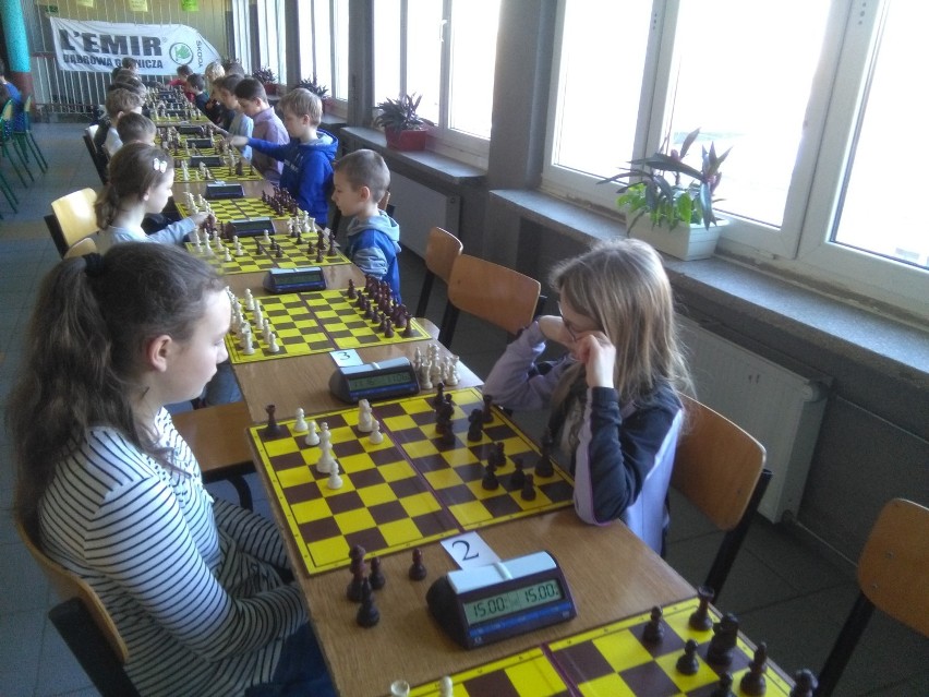 Liga szachowa w Dąbrowie: druga runda szkolnych rozgrywek [ZDJĘCIA] 