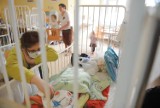 Coraz więcej małych dzieci trafia do szpitala z powodu COVID-19. Dr Berdej-Szczot: Wkrótce wzrosnąć może też liczba pacjentów z PIMS