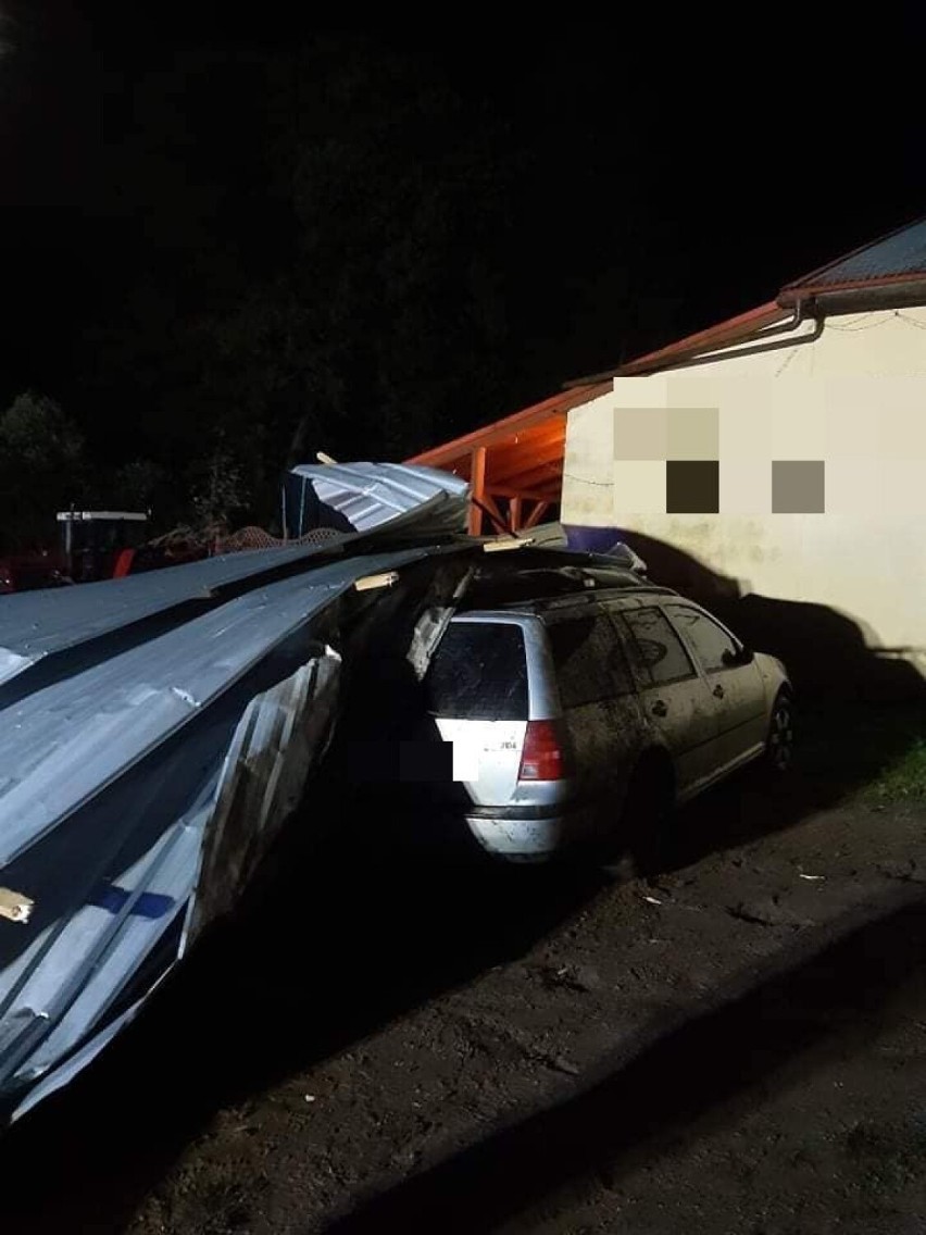 Wiatr zerwał dach w Przybkowie koło Barwic. Uszkodzone auta, duże straty [zdjęcia]