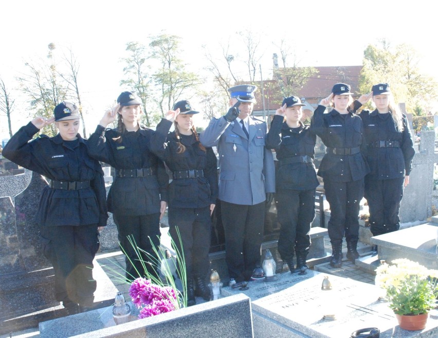 Ostrowscy policjanci pamiętają o funkcjonariuszach, którzy odeszli "na wieczną służbę"